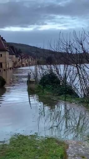 La Roque-Gageac sous les eaux de la Dordogne - Témoins BFMTV