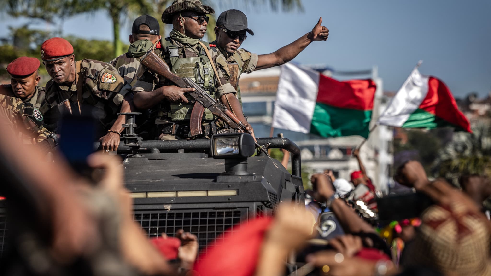 Les membres de l'unité CAPSAT de l'armée malgache accueillis avec jubilation lors d'un rassemblement de la société civile appelant à la démission du président Andry Rajoelina, le 14 octobre 2025. Les membres de l'unité CAPSAT de l'armée malgache accueillis avec jubilation lors d'un rassemblement de la société civile appelant à la démission du président Andry Rajoelina, le 14 octobre 2025.