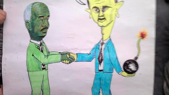 Dans une manifestation à Kafranbel, pancarte représentant le président syrien Bachar al Assad (à droire) et le chef de la mission d'observateurs de la Ligue arabe en Syrie, le général soudanais Moustafa Dabi. La présence des observateurs de la Ligue arabe
