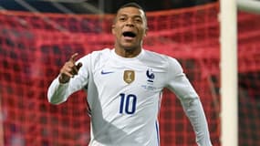 La joie de l'attaquant Kylian Mbappé après avoir marqué sur pénalty son 2e but face à l'Afrique du sud, lors de leur match amical, le 29 mars 2022 au Stade Pierre-Mauroy à Villeneuve-d'Ascq