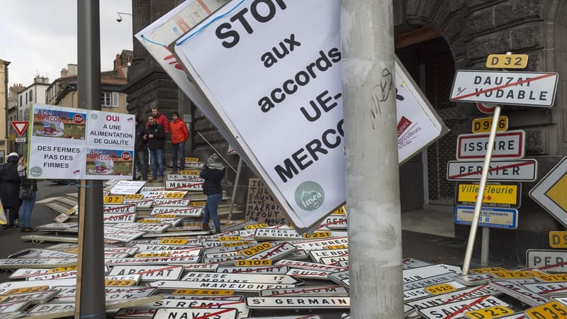 Des agriculteurs manifestent à Clermont-Ferrand contre l'accord entre l'Union européenne et le Mercosur. 