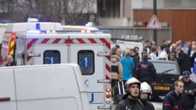 Secours et forces de l'ordre affluent devant le siège de Charlie Hebdo, le 7 janvier, après la fusillade. 