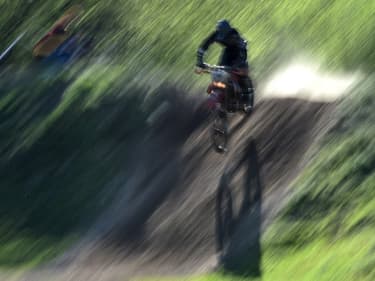 Motocross sur un sentier (PHOTO D'ILLUSTRATION)