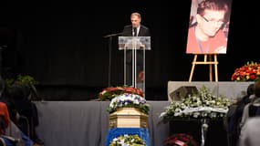 Le maire de Pontoise rend hommage à Charb, vendredi 16 janvier.