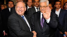 Lors d'une rencontre lundi à Paris avec Mahmoud Abbas (à droite), Le président du Conseil représentatif des institutions juives de France (Crif), Richard Prasquier (à gauche), a salué la "ténacité" dans la recherche de la paix du président de l'Autorité p