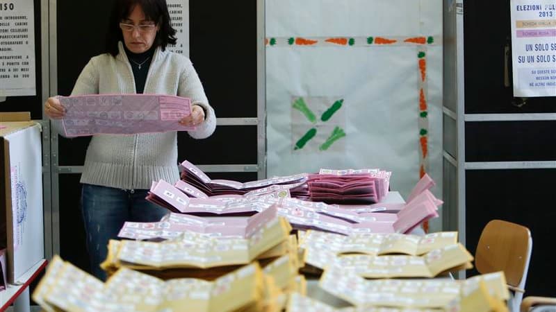 Dépouillement dans un bureau de vote à Rome. La coalition de centre gauche emmenée par Pier Luigi Bersani dispose d'une nette avance à la Chambre des députés mais l'incertitude demeure pour le contrôle du Sénat à l'issue des élections législatives de dima