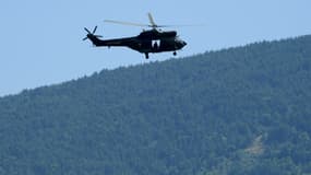 Un hélicoptère Puma survole Gréolières (Alpes-Maritimes), à la recherche de l'homme suspecté d'un féminicide le 19 juillet 2021.