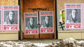 Des commerces barricadés dans certains quartiers de Minneapolis affichent des posters de Renee Nicole Good sur leurs vitrines après qu'elle a été abattue par un agent de l'ICE, à Minneapolis, dans le Minnesota, le 11 janvier 2026.
