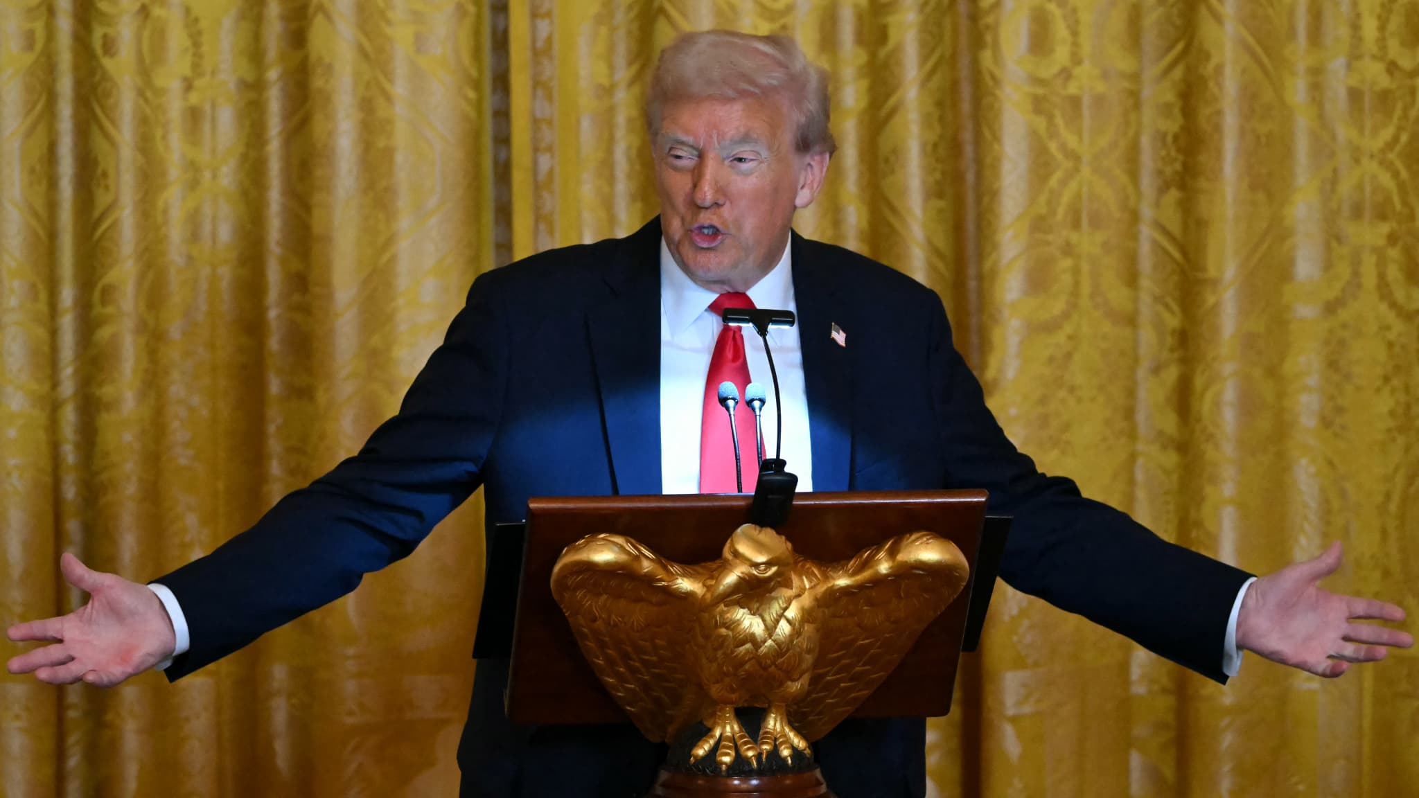 "J'ai arrêté huit guerres en huit mois": Donald Trump ironise sur le prix Nobel de la paix qui lui a échappé