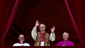 Le pape nouvellement élu Léon XIV, Robert Prévost, arrive pour la première fois sur le balcon principal de la loggia centrale de la basilique Saint-Pierre, après la fin du conclave des cardinaux, au Vatican, le 8 mai 2025.