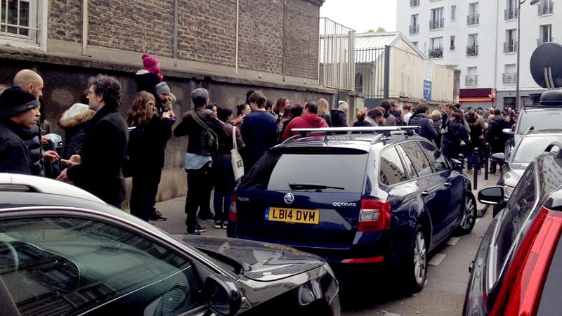 La queue devant le centre de collecte de l'Etablissement français du sang du 10e arrondissement de Paris vers midi.