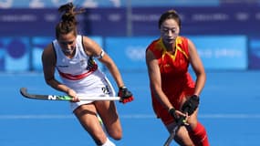 La hockeyeuse chinoise Yunxia Fan (à droite) lors d'un match contre la Belgique au JO de Paris 
