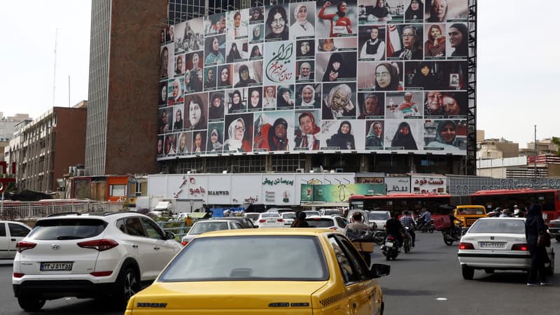 Iran: un panneau représentant des femmes célèbres voilées changé après une controverse