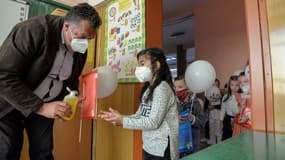 Faut-il interdire l’accès à l’école des enfants dont les parents refusent les tests contre la Covid ?