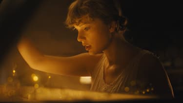 Taylor Swift dans le clip de "cardigan"