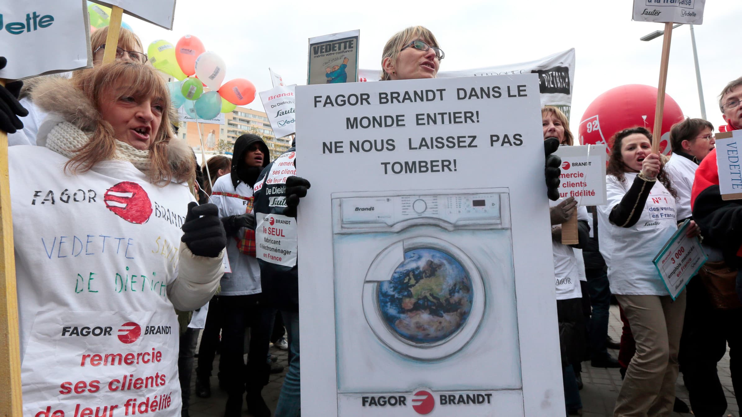 Des salariés de FagorBrandt manifestent, en novembre 2013.