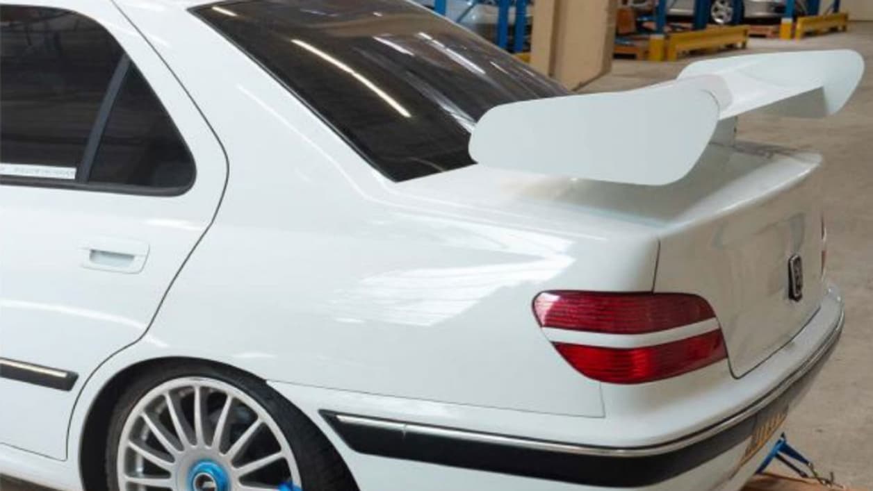 Un V6 sous le capot et un aileron imposant donnent tout son charme à cette 406 "Taxi 2". Un V6 sous le capot et un aileron imposant donnent tout son charme à cette 406 "Taxi 2".