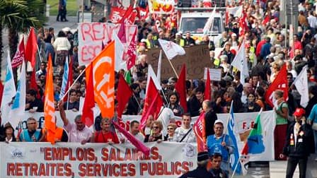 Manifestants dans les rues de Nice. Le ministère de l'Intérieur a estimé samedi à la mi-journée à 340.000 le nombre de personnes manifestant en France contre la réforme des retraites. /Photo prise le 16 octobre 2010/REUTERS/Eric Gaillard