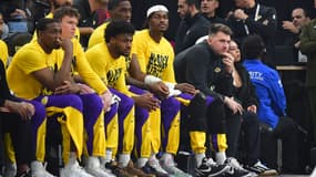 Luka Doncic sur le banc des Lakers lors de la victoire contre les Clippers (122-97), le 4 février 2025