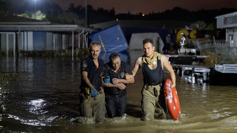 Un homme secouru à Istanbul, en Turquie, touchée par de graves inondations, le 5 septembre 2023