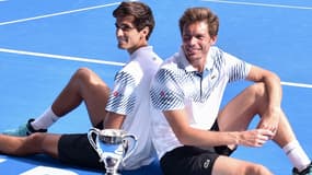 Pierre-Hugues Herbert (à gauche) et Nicolas Mahut tout sourire après leur victoire à l'Open d'Australie