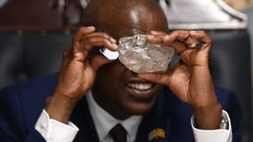 Le président du Botswana Mokgweetsi Masisi tient le deuxième plus gros diamant du monde, le 22 août 2024, à Gaborone, au Bostwana.