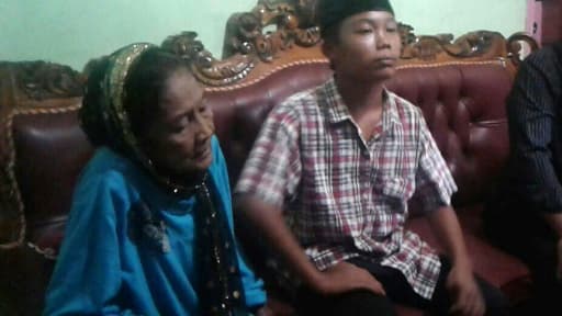 Photo récente non datée de Selamet Riyadi (D), 15 ans, et de sa femme Rohaya binti Kiagus Muhammad Jakfar (G), 73 ans, à Baturaja au sud de Sumatra, en Indonésie Photo récente non datée de Selamet Riyadi (D), 15 ans, et de sa femme Rohaya binti Kiagus Muhammad Jakfar (G), 73 ans, à Baturaja au sud de Sumatra, en Indonésie