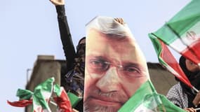 Des partisans du candidat à l'élection présidentielle iranienne Saïd Jalili dans les rues de Téhéran. Les électeurs iraniens ont commencé à voter vendredi matin pour cette élection qui doit désigner un successeur à Mahmoud Ahmadinejad à la tête de la Répu