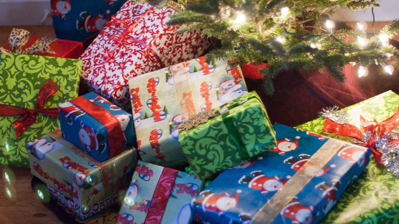 Des cadeaux de Noël déposés au pied d'un sapin. (Photo d'illustration)