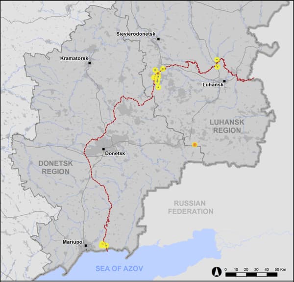 Carte du Donbass, à l'Est de l'Ukraine, une région coupée en deux (ligne rouge) avec à droite les deux républiques indépendantes prorusses et à gauche l'Ukraine