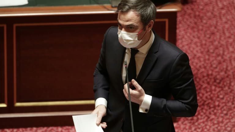 Le ministre de la Santé Olivier Véran (c) devant le Sénat, le 11 janvier 2022 à Paris