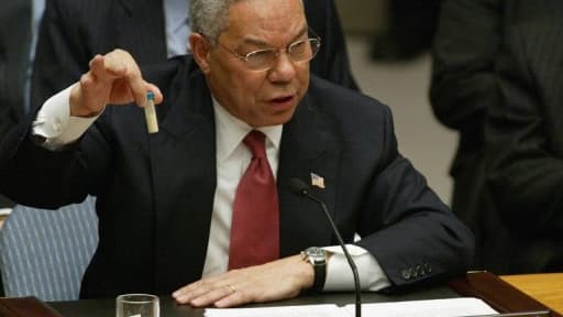 Le secrétaire d'Etat Colin Powell brandit une fiole au Conseil de sécurité des Nations Unies sensée contenir de l'anthrax, utilisé par le régime Irakien, le 5 février 2003