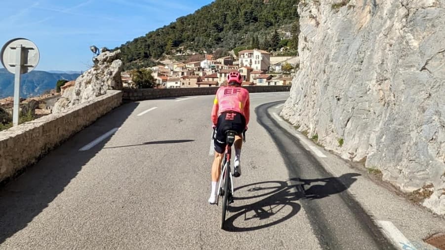 Neilson Powless s'entraînant sur la Côte d'Azur
