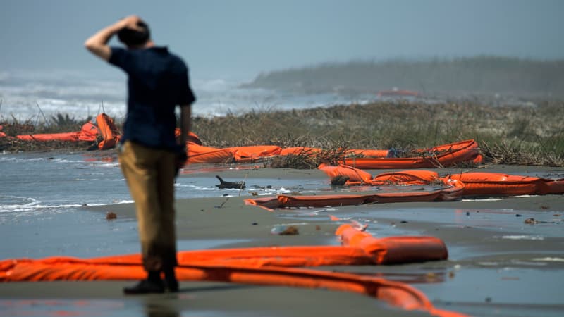 Lorsque la plate-forme pétrolière Deepwater Horizon avait explosé et sombré dans le golfe du Mexique voici un an en faisant 11 morts, les autorités américaines avaient déclaré tout d'abord qu'il n'y avait aucun écoulement de brut en mer.