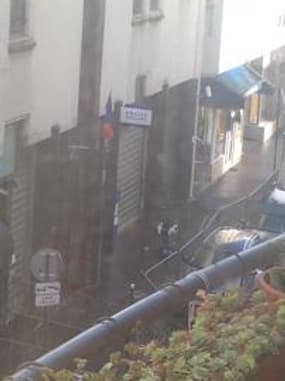 Le robot de déminage en action devant le commissariat de la Goutte d'or - Témoins BFMTV