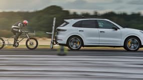 Neil Campbell bat un record de vitesse aidé d'un Porsche Cayenne Turbo.