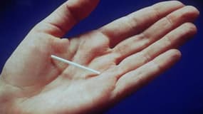L'implant contraceptif est disponible en France depuis 2001. Inséré sous la peau dans la face interne du bras, il libère de la progestérone pendant 3 ans. 