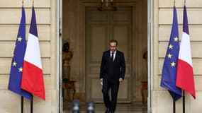 Le Premier ministre sortant Sébastien Lecornu, qui a présenté ce matin la démission de son gouvernement au président Emmanuel Macron, arrive pour faire une déclaration à l'hôtel Matignon, le 6 octobre 2025 à Paris