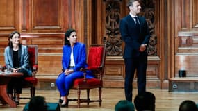 Le président français Emmanuel Macron (à droite) à la Sorbonne à Paris, le 25 août 2022