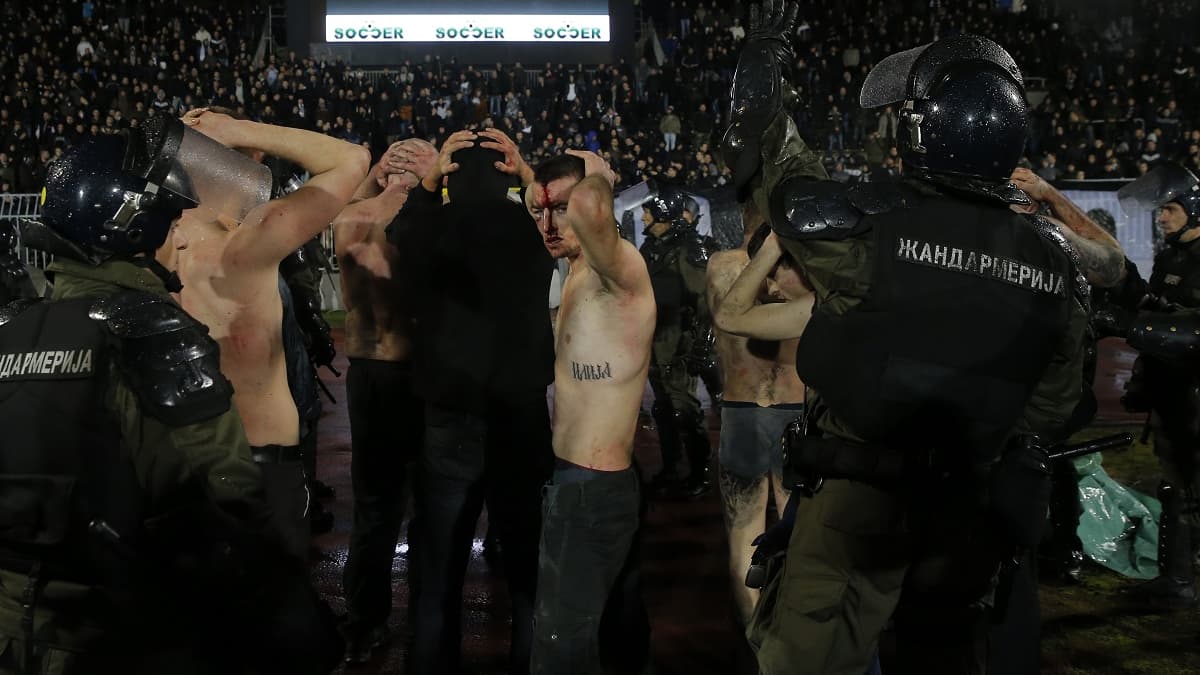 Très violents affrontements et 17 blessés dans le derby de Belgrade Très violents affrontements et 17 blessés dans le derby de Belgrade