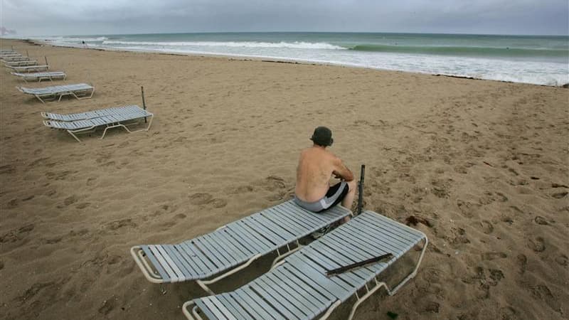 Sur une plage de Floride. Une collectivité de Floride va consacrer plusieurs milliers de dollars à des campagnes de publicités visant à attirer des touristes européens adeptes du nudisme. /Photo d'archives/REUTERS/Carlos Barria