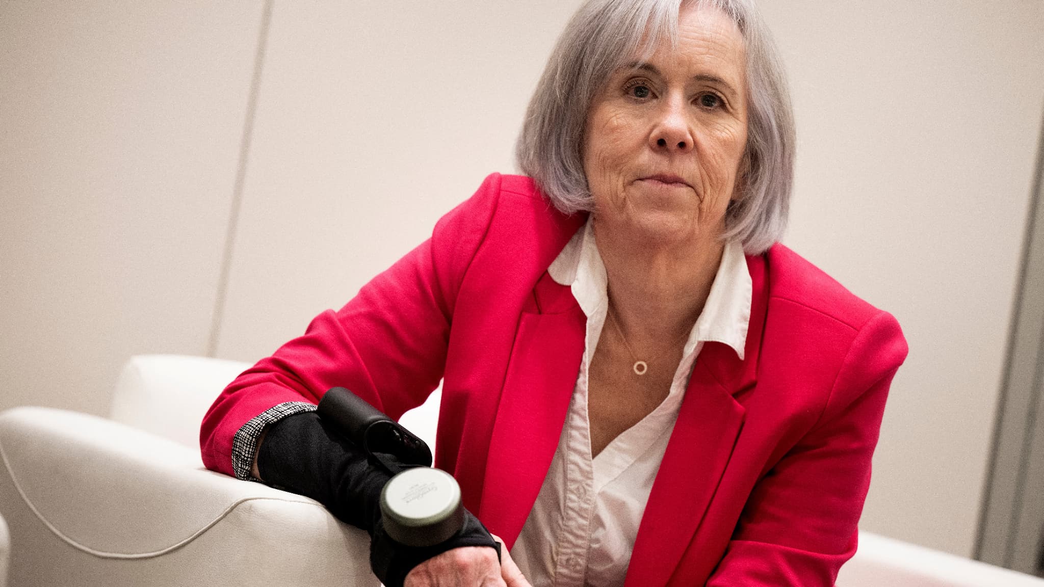 Atteinte de la maladie de Parkinson, Roberta Wilson-Garrett porte le GyroGlove de GyroGear au CES de Las Veagas 2024. Atteinte de la maladie de Parkinson, Roberta Wilson-Garrett porte le GyroGlove de GyroGear au CES de Las Veagas 2024.
