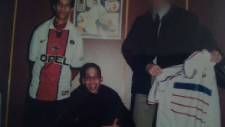 Les frères Kouachi (Saïd debout et Chérif assis) étaient, adolescents, de grands fans de football