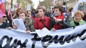 La figure de la gauche radicale Clémentine Autain avec des manifestantes du Front de Gauche, dimanche 25 novembre