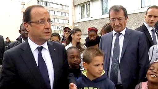 François Hollande parmi des habitants du quartier des Mureaux le 30 avril dernier.