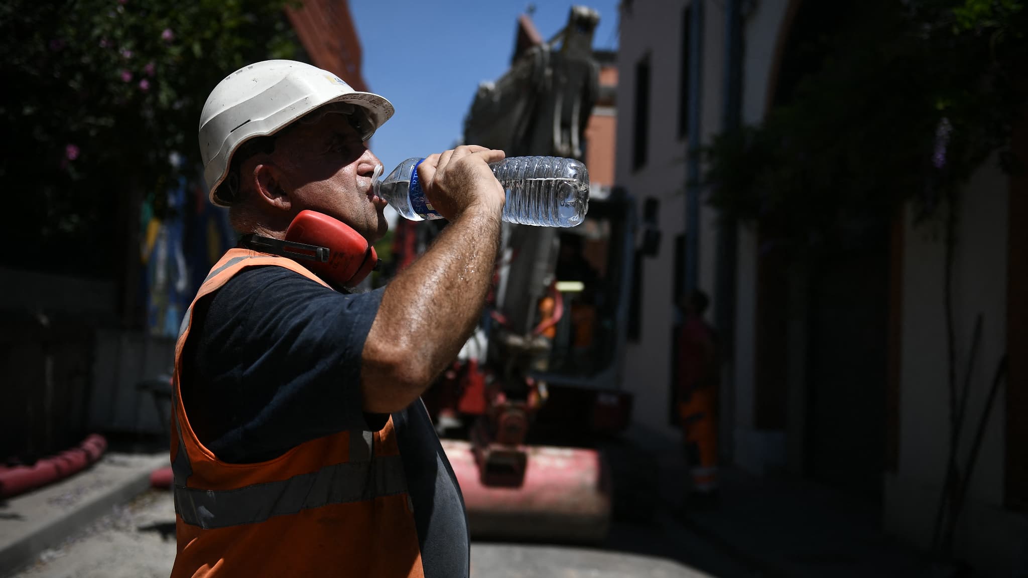 Eau fraîche, brumisation, lunettes de soleil... Ces nouvelles obligations pour protéger les salariés en cas de canicule