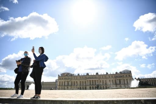 Des visiteurs dans les jardins du château de Versailles, le 6 juin 2020 Des visiteurs dans les jardins du château de Versailles, le 6 juin 2020