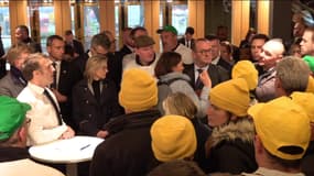 Un agriculteur témoigne de sa détresse face à Emmanuel Macron, samedi 24 février, au Salon de l'Agriculture à Paris