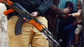 La kakachnikov ou AK-47 est l'une des armes les plus répandues au monde. Ici dans les mains d'un policier pakistanais.