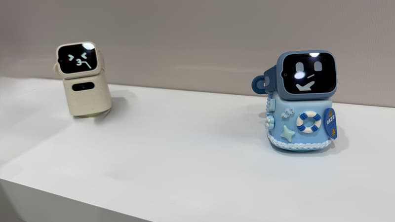 TCL présente Tbot, son petit robot qui transforme la montre connectée de votre enfant en compagnon animé par l’IA